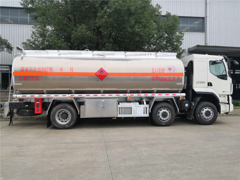 東風(fēng)柳汽乘龍小三軸24.4方鋁合金運油車圖片3