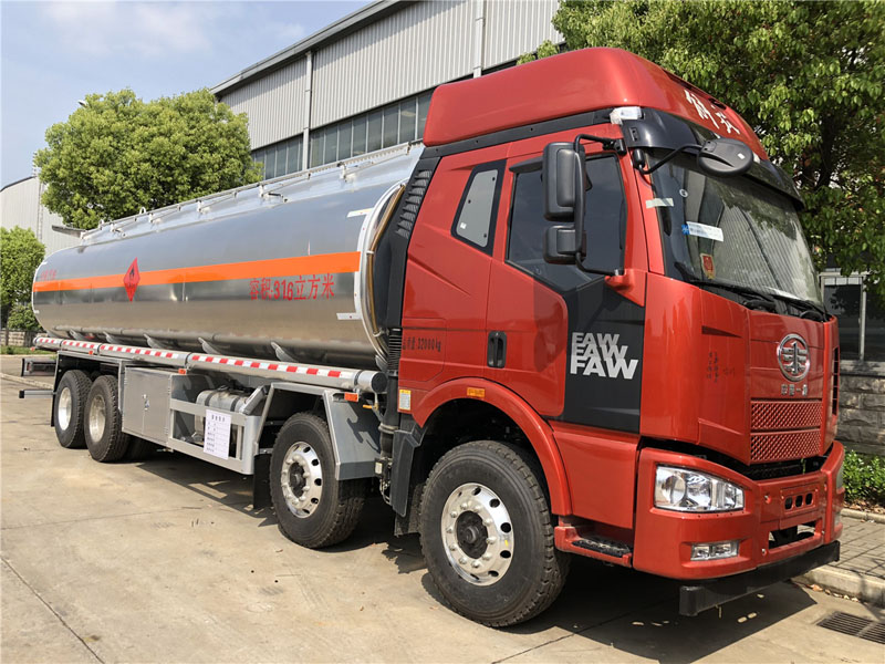 解放前四后八31.6方運(yùn)油車圖片4