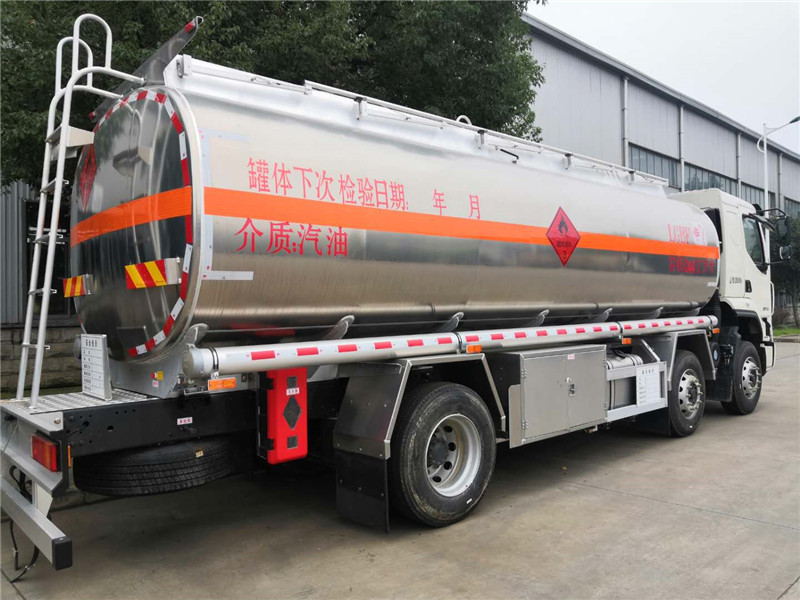 東風(fēng)柳汽乘龍小三軸24.4方鋁合金運油車圖片4